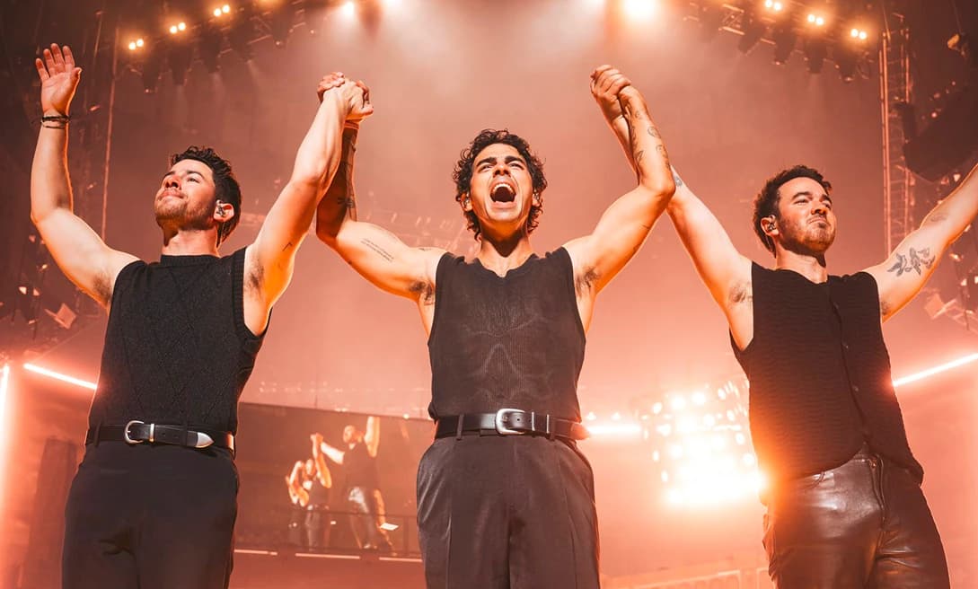 Jonas Brothers — Greetings from Your Hometown Tour